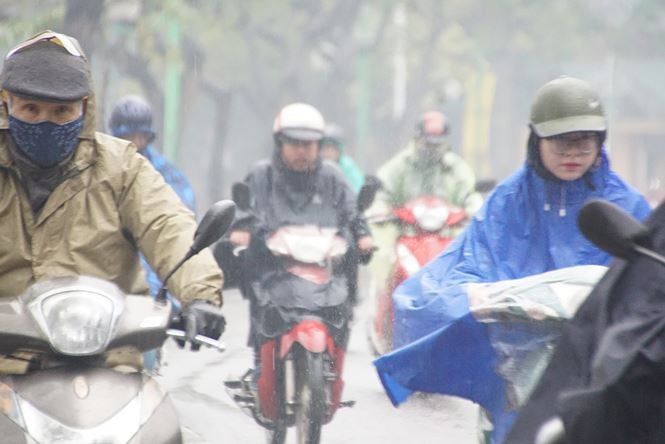 Người Hà Nội vất vả trong ngày mịt mù mưa rét tăng cường ảnh 3