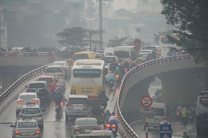 Người Hà Nội vất vả trong ngày mịt mù mưa rét tăng cường ảnh 1