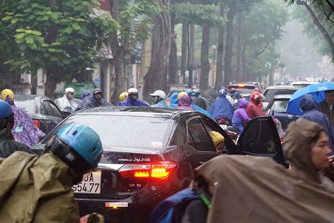 Người Hà Nội vất vả trong ngày mịt mù mưa rét tăng cường ảnh 2