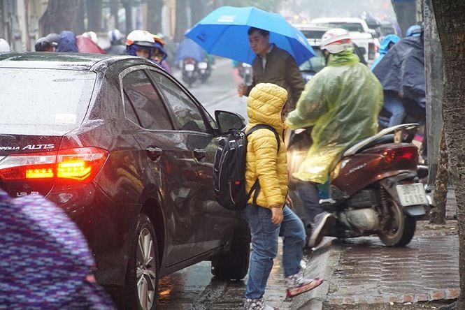 Người Hà Nội vất vả trong ngày mịt mù mưa rét tăng cường ảnh 4