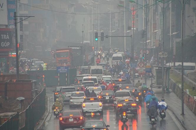 Người Hà Nội vất vả trong ngày mịt mù mưa rét tăng cường ảnh 6