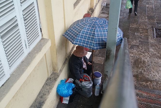 Người Hà Nội vất vả trong ngày mịt mù mưa rét tăng cường ảnh 7