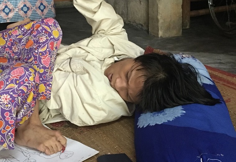 Cô gái tật nguyền thắp hy vọng bằng tranh ảnh 1