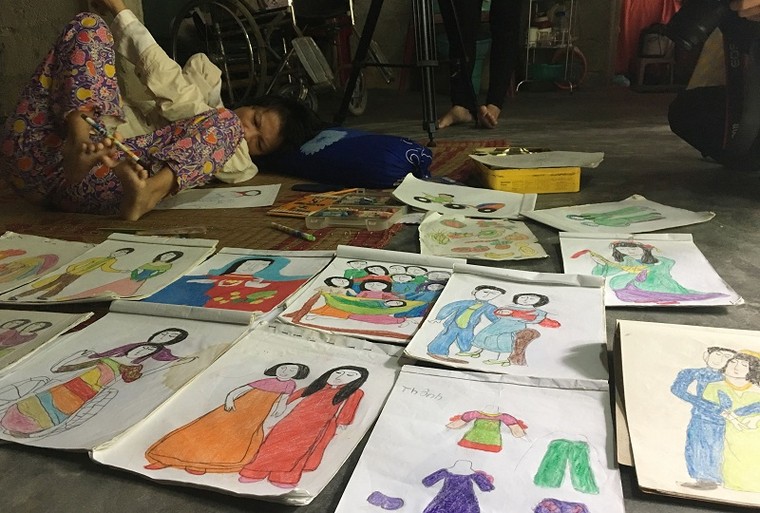 Cô gái tật nguyền thắp hy vọng bằng tranh ảnh 2