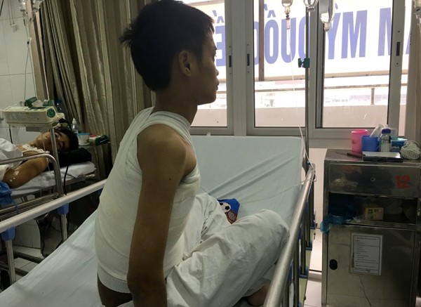 Chàng trai cõng mai rùa khổng lồ, 26 năm ngủ ngồi ảnh 1