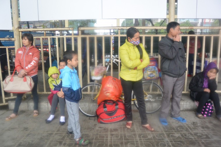 Hà Nội: Khách đội mưa, rét đổ ra bến xe ngày đầu nghỉ Tết ảnh 1