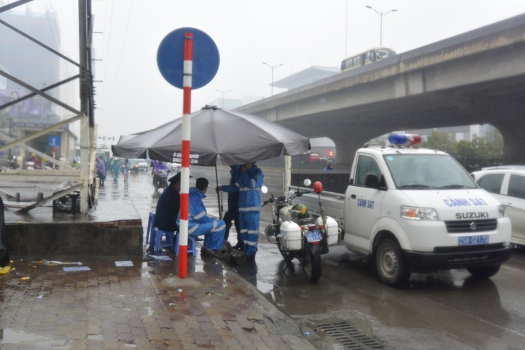 Hà Nội: Khách đội mưa, rét đổ ra bến xe ngày đầu nghỉ Tết ảnh 3