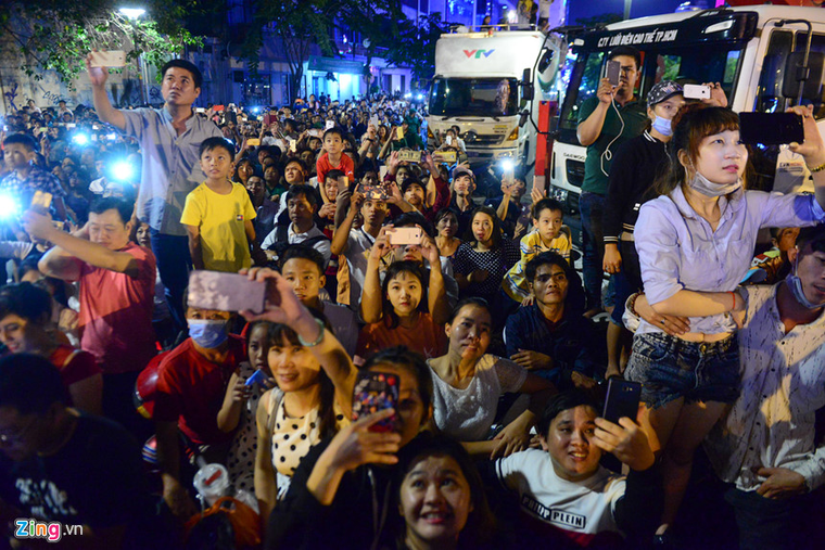 Pháo hoa rực sáng trên sông Sài Gòn chào năm mới ảnh 5