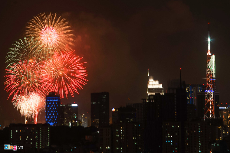 Pháo hoa rực sáng trên sông Sài Gòn chào năm mới ảnh 1