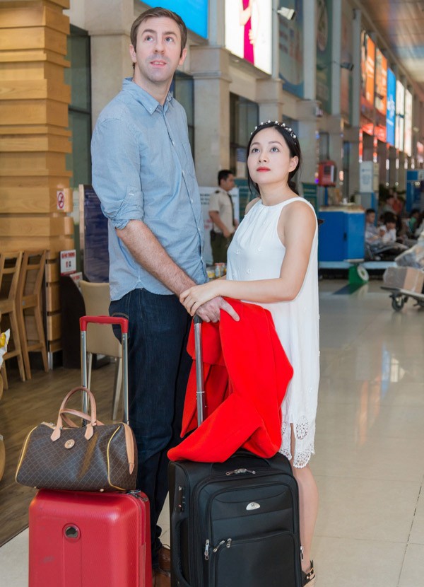 Lan Phương đi giày cao gót vẫn chưa đến vai bạn trai Tây ảnh 2