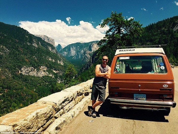 Cặp đôi bán sạch tài sản, leo lên xe tải cùng nhau ‘đi khắp thế gian’ ảnh 2