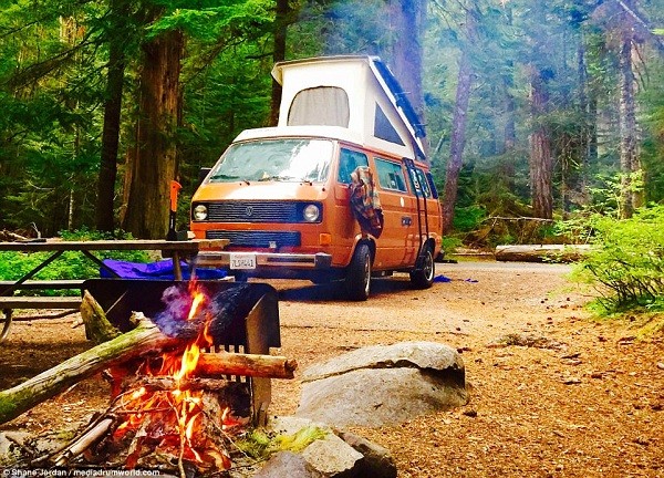 Cặp đôi bán sạch tài sản, leo lên xe tải cùng nhau ‘đi khắp thế gian’ ảnh 4