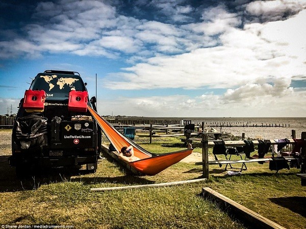 Cặp đôi bán sạch tài sản, leo lên xe tải cùng nhau ‘đi khắp thế gian’ ảnh 6