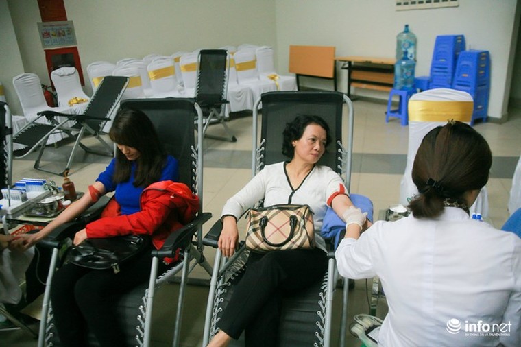 Hàng trăm người xếp hàng chờ hiến máu O sau lời kêu gọi của Viện Huyết học ảnh 2
