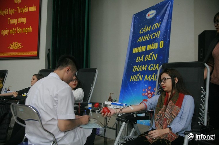 Hàng trăm người xếp hàng chờ hiến máu O sau lời kêu gọi của Viện Huyết học ảnh 6