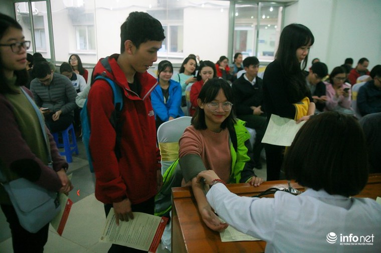 Hàng trăm người xếp hàng chờ hiến máu O sau lời kêu gọi của Viện Huyết học ảnh 1