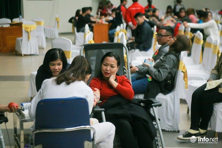 Hàng trăm người xếp hàng chờ hiến máu O sau lời kêu gọi của Viện Huyết học ảnh 3