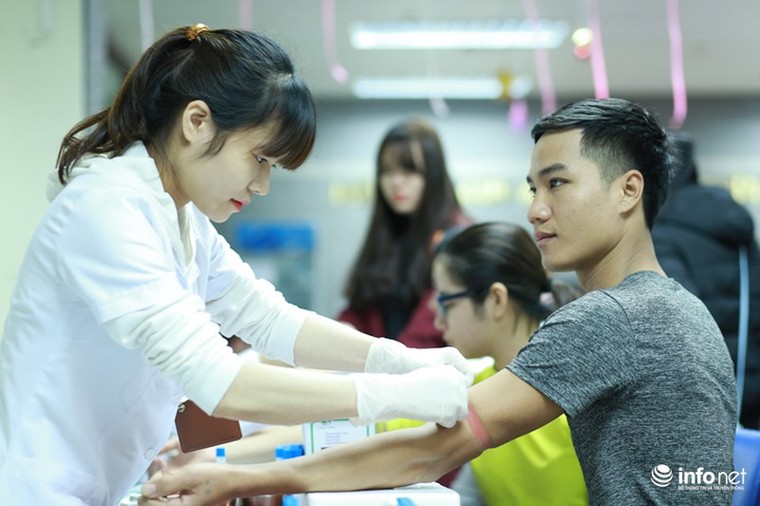 Hàng trăm người xếp hàng chờ hiến máu O sau lời kêu gọi của Viện Huyết học ảnh 5