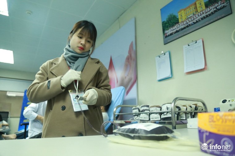Hàng trăm người xếp hàng chờ hiến máu O sau lời kêu gọi của Viện Huyết học ảnh 8