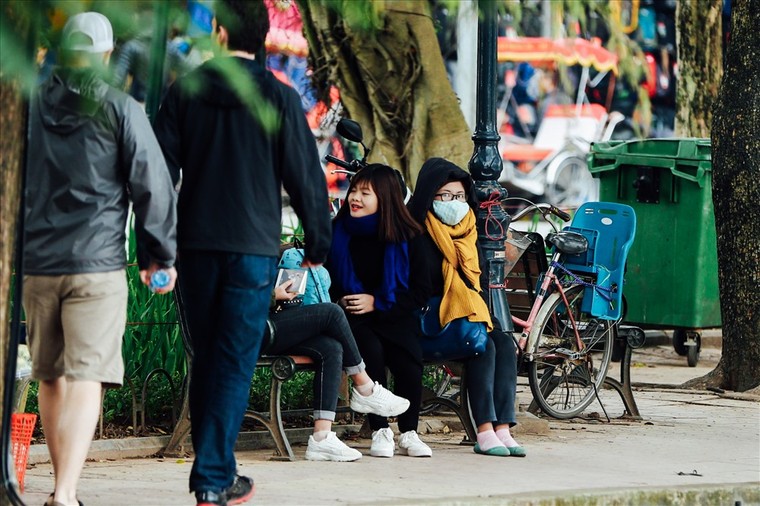 Trời lạnh buốt, người Hà Nội bịt kín khi ra đường ảnh 1