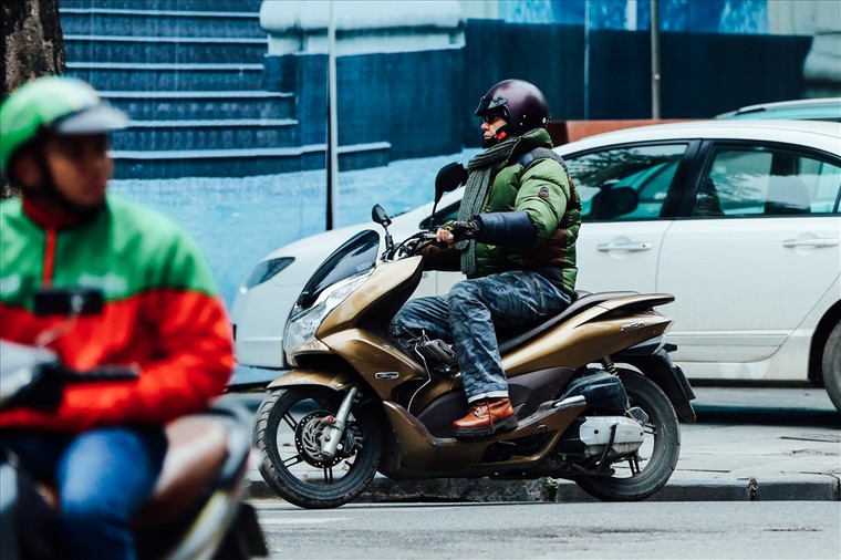 Trời lạnh buốt, người Hà Nội bịt kín khi ra đường ảnh 2