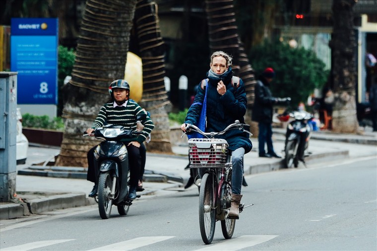 Trời lạnh buốt, người Hà Nội bịt kín khi ra đường ảnh 5