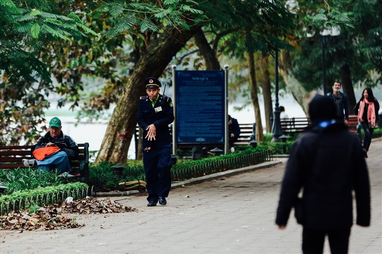 Trời lạnh buốt, người Hà Nội bịt kín khi ra đường ảnh 3