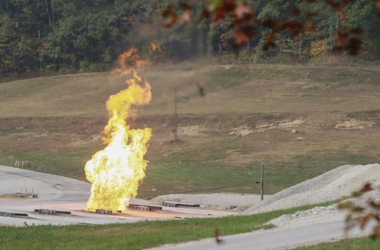‘Bom’ trước cửa nhà ảnh 1