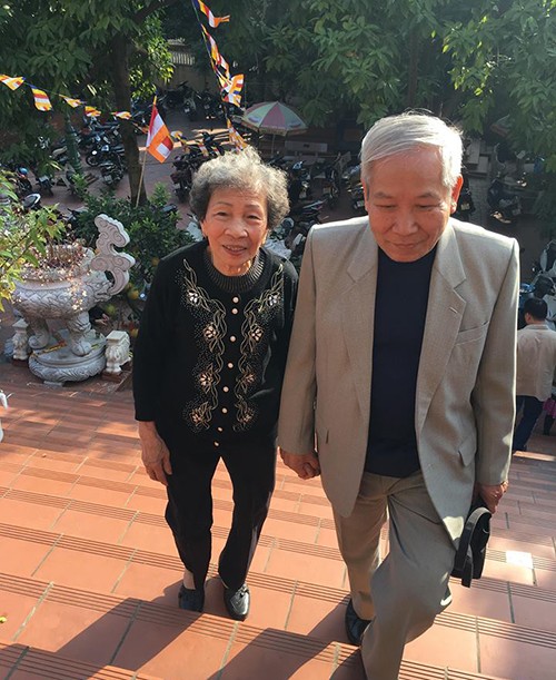 Chuyện tình của hai ông bà 80 tuổi ở Hà Nội gây sốt cộng đồng ảnh 1