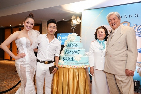 Khánh Thi mặc váy trắng bó sát dù đã mang bầu hơn 3 tháng ảnh 2