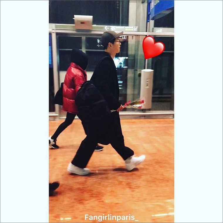 Song Joong Ki che chở Song Hye Kyo tại sân bay Paris khiến fan ngưỡng mộ ảnh 2