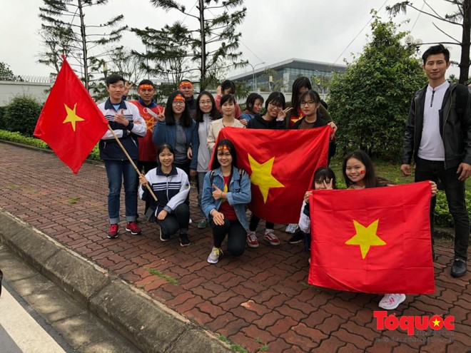 Những cổ động viên đi từ đêm đến Nội Bài đón U23 Việt Nam ảnh 1