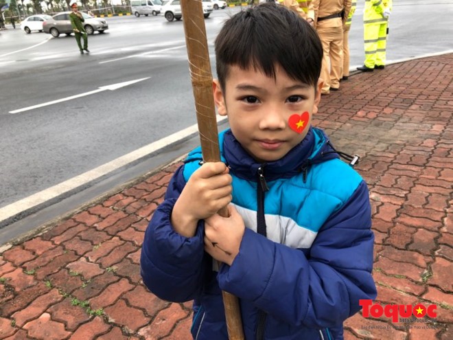 Những cổ động viên đi từ đêm đến Nội Bài đón U23 Việt Nam ảnh 3