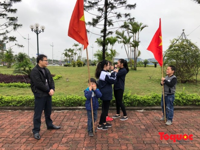 Những cổ động viên đi từ đêm đến Nội Bài đón U23 Việt Nam ảnh 2