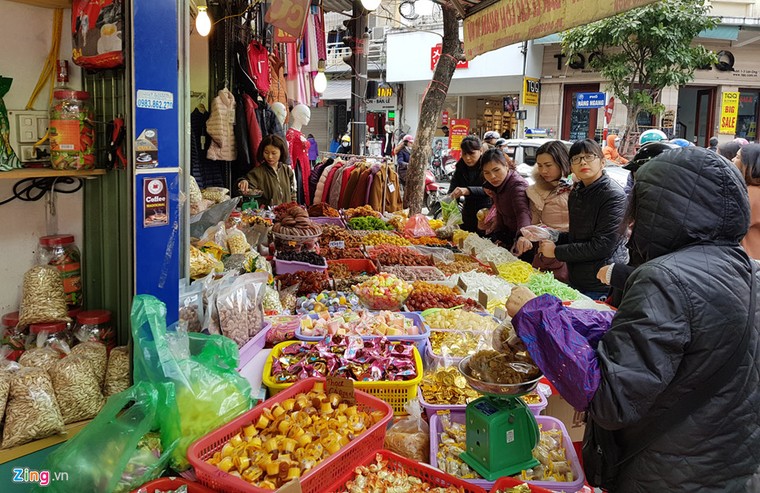 Người Hà Nội tấp nập đi sắm Tết sớm ảnh 9