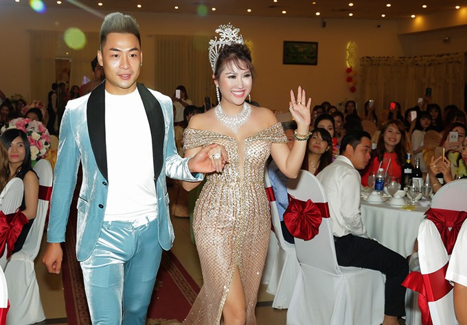 Gặp sóng gió cả năm 2017 nhưng Phi Thanh Vân vẫn mở tiệc đãi bạn bè, đối tác ảnh 2