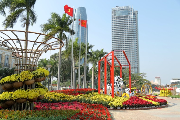Đà Nẵng đón Tết tưng bừng với đường hoa 'Xuân sắc màu' ảnh 3