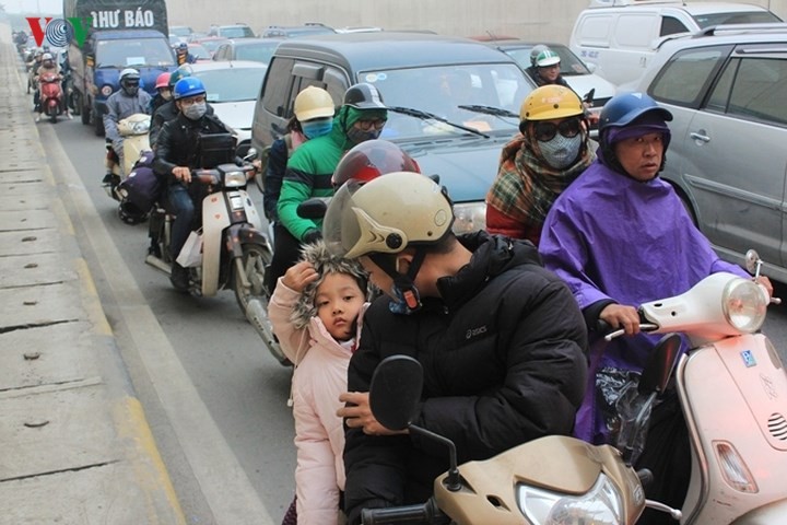 Đường phố Hà Nội ùn tắc kinh hoàng bất kể giờ giấc ảnh 2