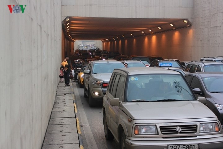 Đường phố Hà Nội ùn tắc kinh hoàng bất kể giờ giấc ảnh 7