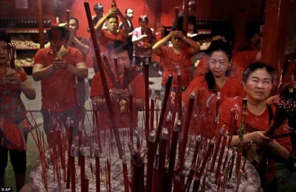 Người châu Á đổ xô đi lễ chùa cầu năm mới bình an ảnh 12