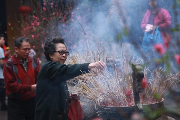 Người châu Á đổ xô đi lễ chùa cầu năm mới bình an ảnh 15