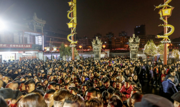 Người châu Á đổ xô đi lễ chùa cầu năm mới bình an ảnh 1