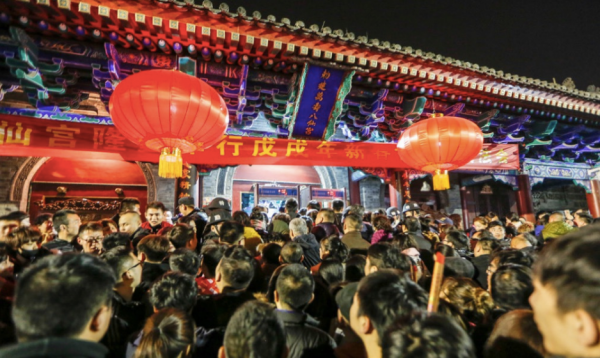 Người châu Á đổ xô đi lễ chùa cầu năm mới bình an ảnh 2