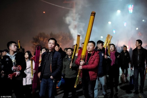 Người châu Á đổ xô đi lễ chùa cầu năm mới bình an ảnh 8