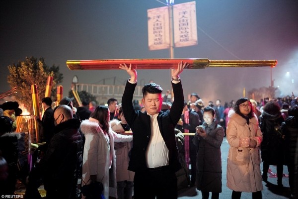 Người châu Á đổ xô đi lễ chùa cầu năm mới bình an ảnh 9