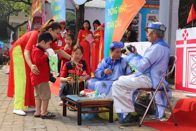 Tò he ra phố ảnh 1