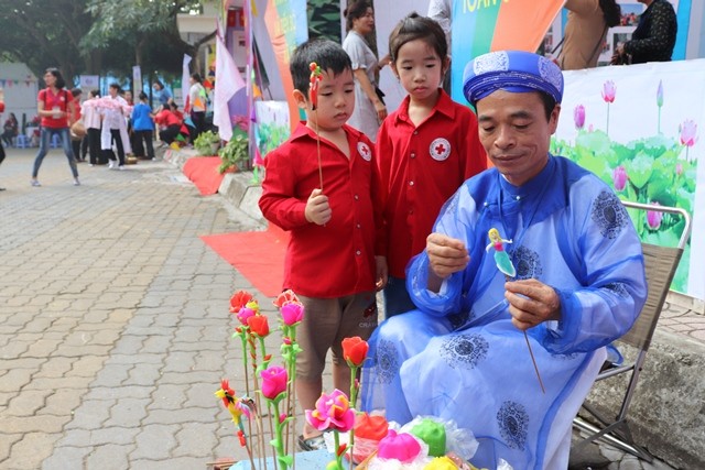 Tò he ra phố ảnh 2