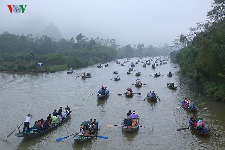 Hàng nghìn người đội mưa trẩy hội chùa Hương ảnh 2