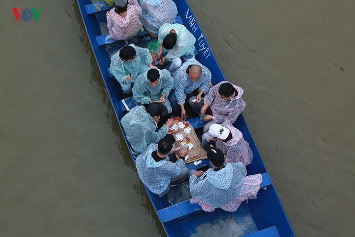 Hàng nghìn người đội mưa trẩy hội chùa Hương ảnh 3