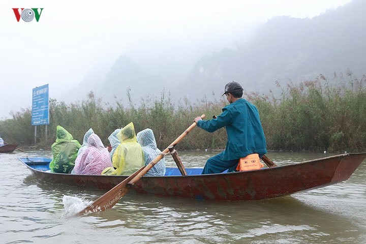 Hàng nghìn người đội mưa trẩy hội chùa Hương ảnh 4